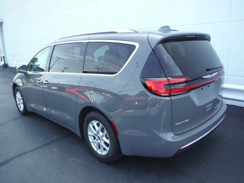 Used 2021 Chrysler Pacifica Touring-L w/ Uconnect Theater Family Group FWD image 11