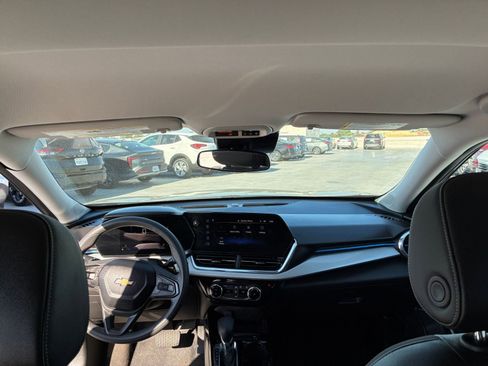 Used 2025 Chevrolet Trax LT FWD image 32