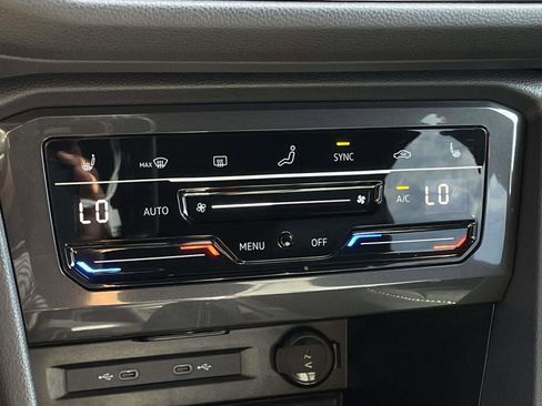 Used 2024 Volkswagen Tiguan SE R-Line image 27