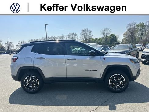 Used 2024 Jeep Compass Trailhawk AWD/4WD image 6