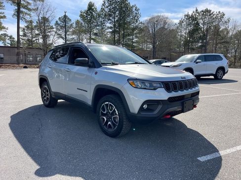 Used 2025 Jeep Compass Trailhawk AWD/4WD image 4