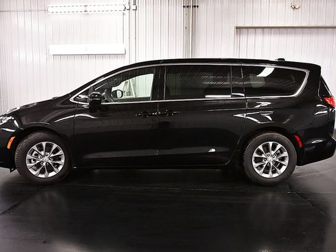 Used 2026 Chrysler Pacifica Limited FWD image 4