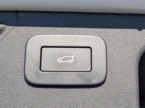 Used 2025 Land Rover Discovery Sport S image 12