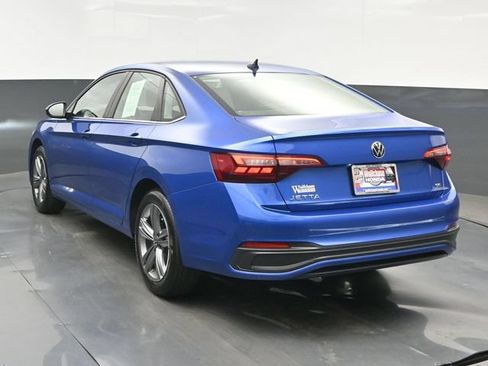 Used 2024 Volkswagen Jetta SE w/ Panoramic Sunroof Package FWD image 4