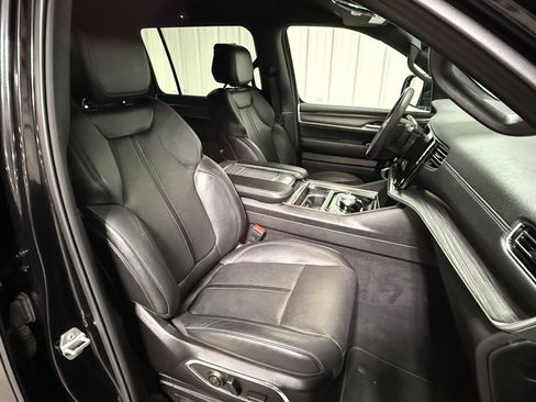 Used 2023 Jeep Wagoneer L Series II image 12