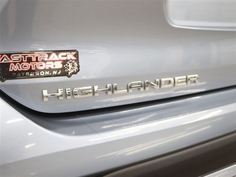 Used 2023 Toyota Highlander XLE image 8