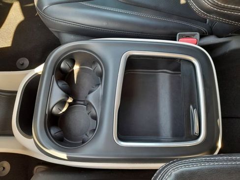 Used 2023 Chrysler Pacifica Touring-L FWD image 28