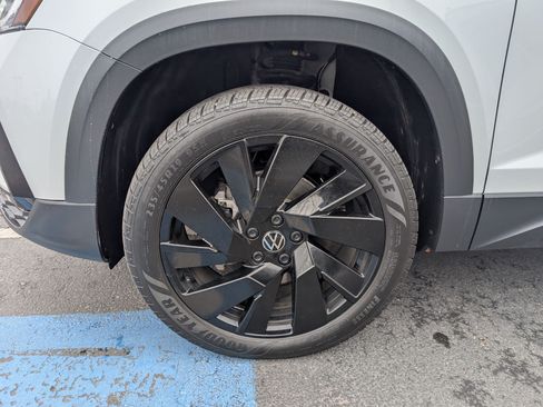 Used 2024 Volkswagen Taos SE AWD/4WD image 11