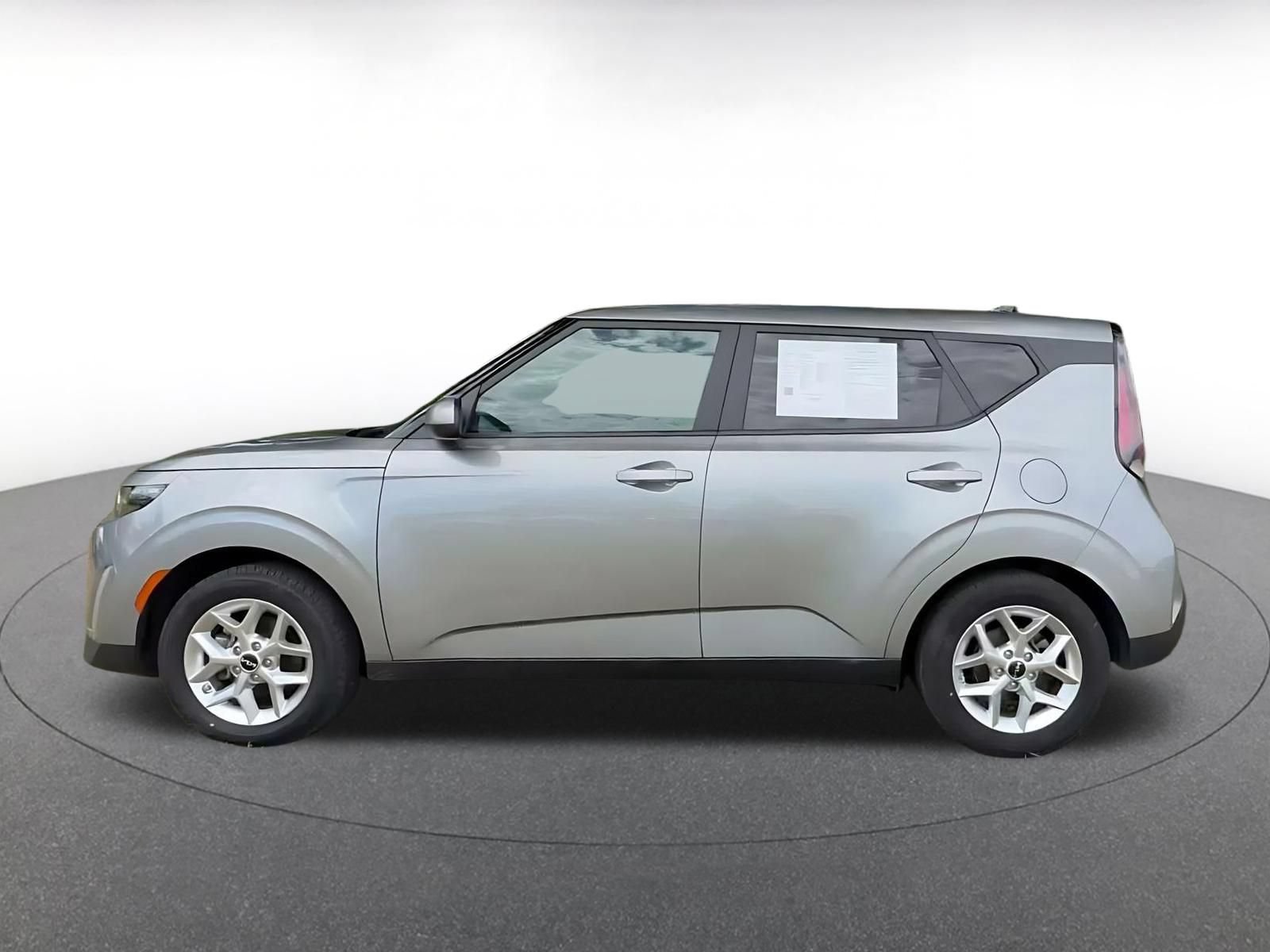 Used 2025 Kia Soul LX w/ LX Technology Package FWD image 8