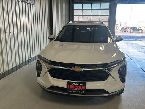 Used 2025 Chevrolet Trax LT w/ LT Convenience Package image 6