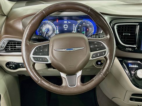 Used 2019 Chrysler Pacifica Touring-L Plus w/ Advanced Safetytec Group FWD image 18