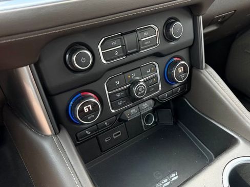 Used 2021 Chevrolet Suburban LT w/ LT Signature Package image 21