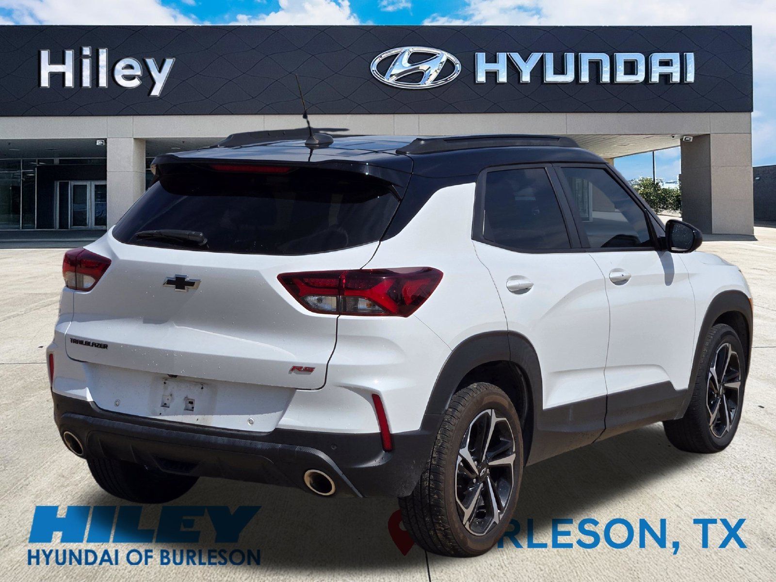 Used 2023 Chevrolet TrailBlazer RS w/ Sun and Liftgate Package FWD image 4