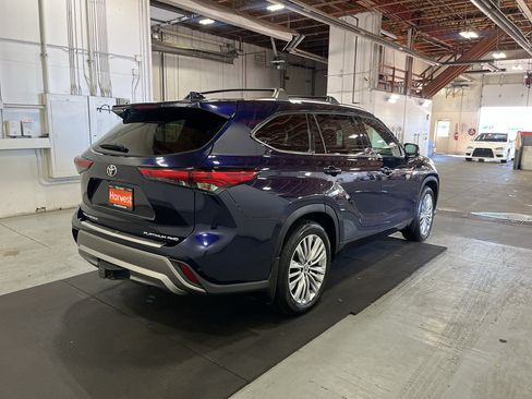 Used 2022 Toyota Highlander Platinum AWD/4WD image 6