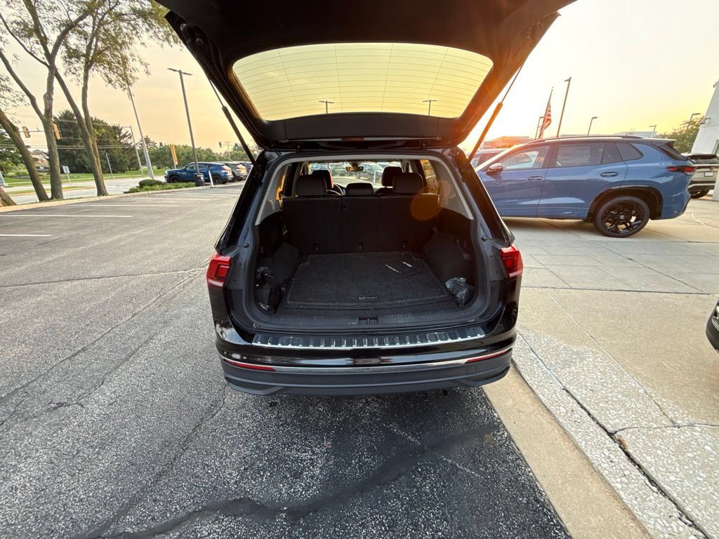 Used 2022 Volkswagen Tiguan SE AWD/4WD image 29