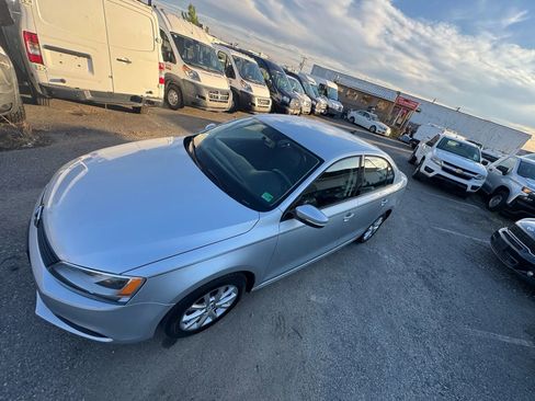 Used 2011 Volkswagen Jetta SE image 3