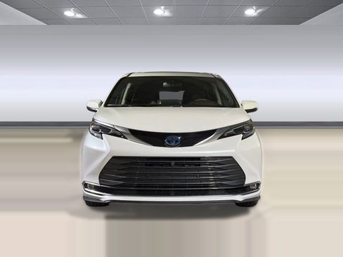 Used 2024 Toyota Sienna Platinum image 6