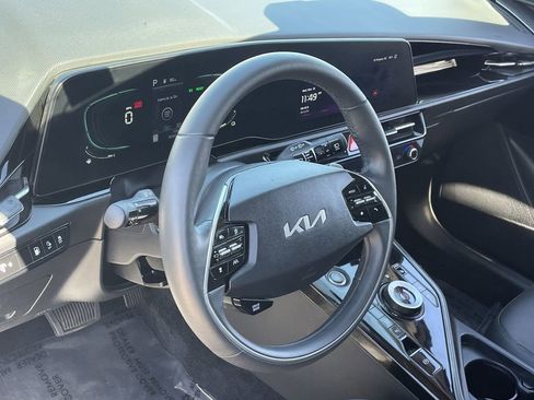 Used 2023 Kia Niro EX image 17