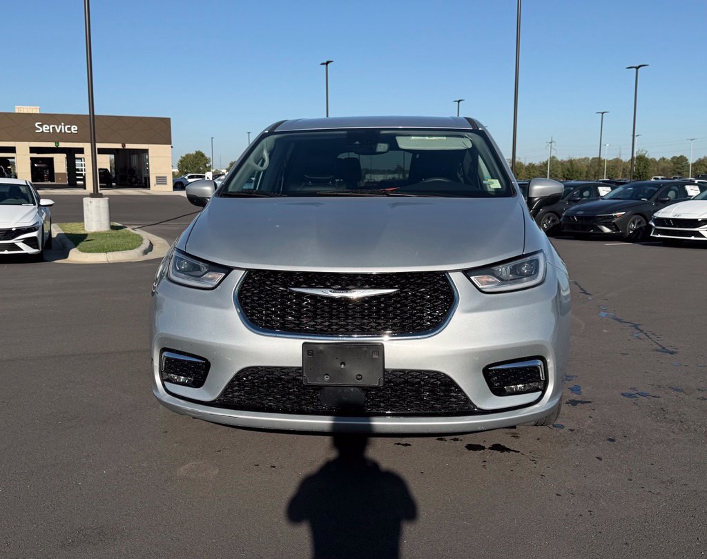 Used 2023 Chrysler Pacifica Touring-L FWD image 2