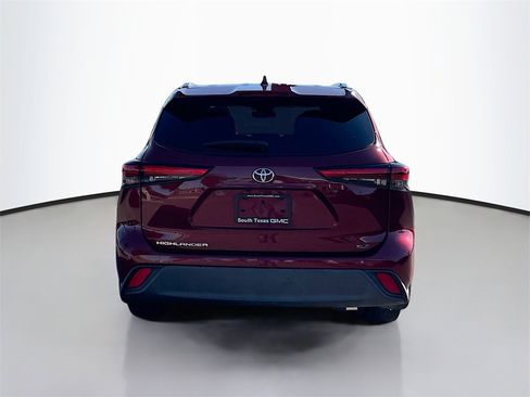 Used 2021 Toyota Highlander XLE image 6