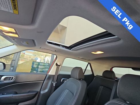 Certified 2023 Hyundai Venue SEL FWD image 27