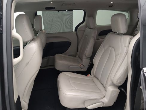 Used 2021 Chrysler Voyager Lxi image 18