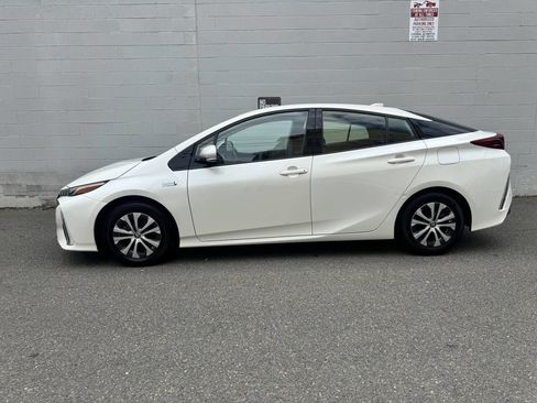 Used 2020 Toyota Prius Prime LE image 4