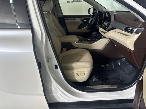 Used 2021 Toyota Highlander Platinum image 13