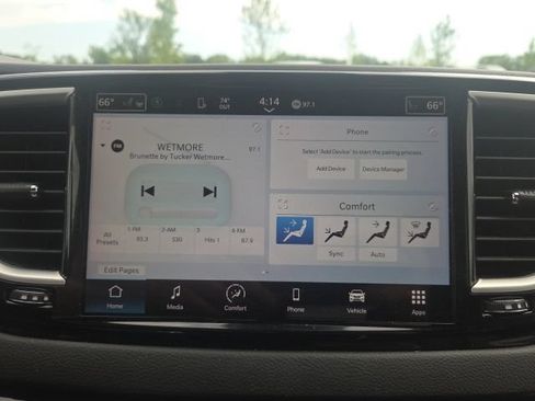Used 2023 Chrysler Pacifica Touring-L FWD image 34