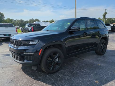 Used 2024 Jeep Grand Cherokee Limited w/ Black Appearance Package AWD/4WD image 8