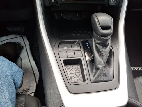 Used 2022 Toyota RAV4 XLE w/ Convenience Package FWD image 17