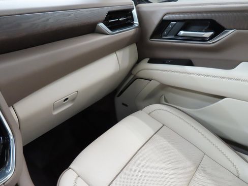 Used 2025 GMC Yukon Denali w/ Denali Reserve Package image 26