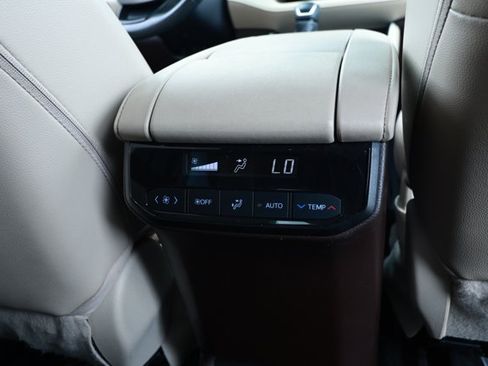 Used 2022 Toyota Highlander XLE FWD image 32