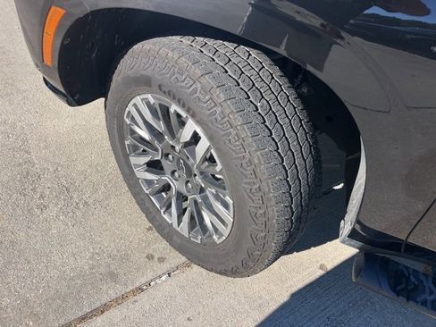 Used 2025 Chevrolet Suburban Z71 w/ Comfort Package image 37