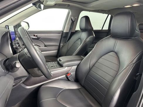 Used 2023 Toyota Highlander XLE AWD/4WD image 13