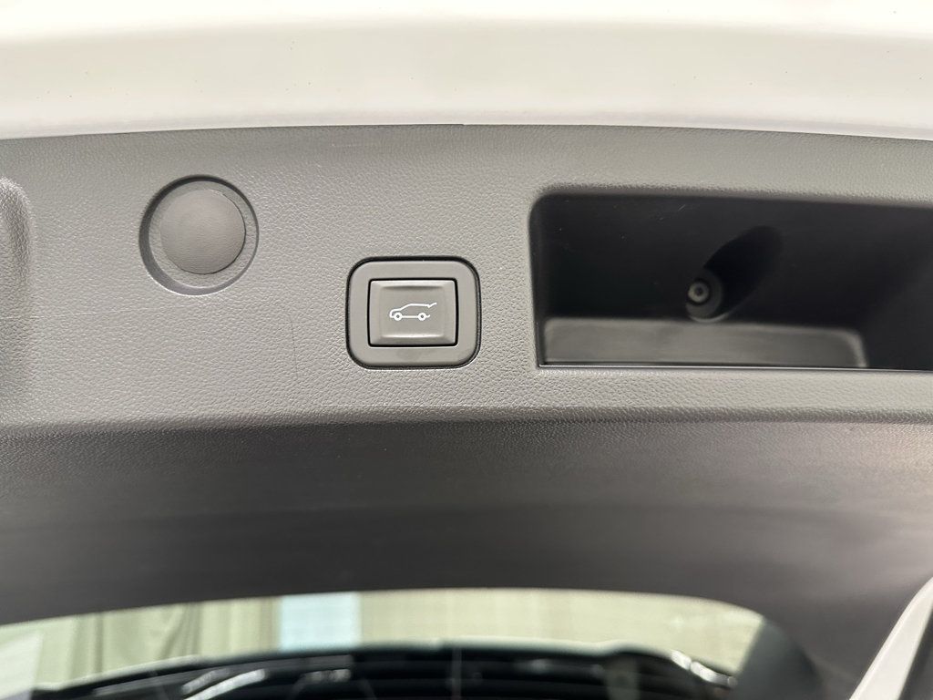 Used 2026 GMC Terrain Elevation w/ Elevation Premium Package FWD image 9