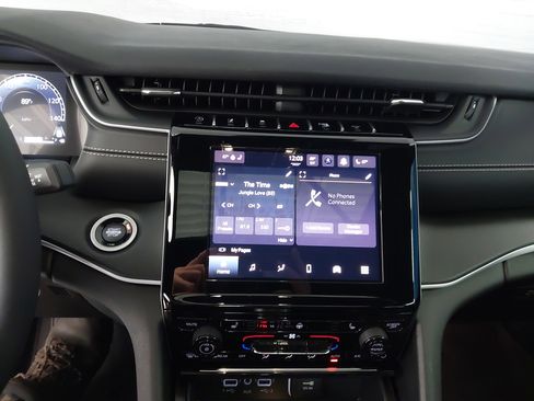 Used 2025 Jeep Grand Cherokee L Laredo image 21