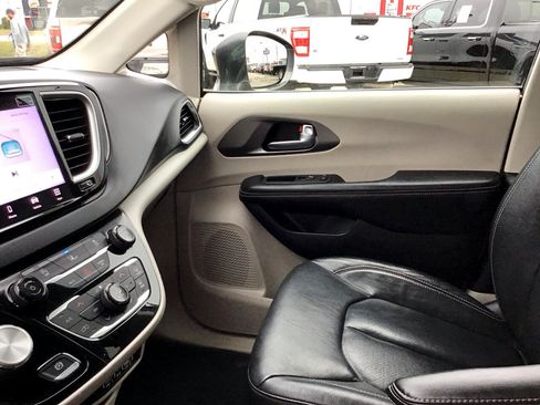 Used 2022 Chrysler Pacifica Touring-L image 20