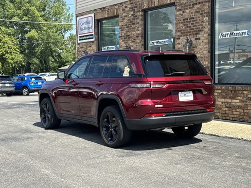 Used 2023 Jeep Grand Cherokee Altitude AWD/4WD image 3