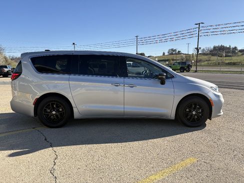 Used 2024 Chrysler Pacifica Touring-L FWD image 6