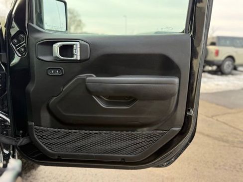 Used 2023 Jeep Gladiator Rubicon w/ Cold Weather Group image 17