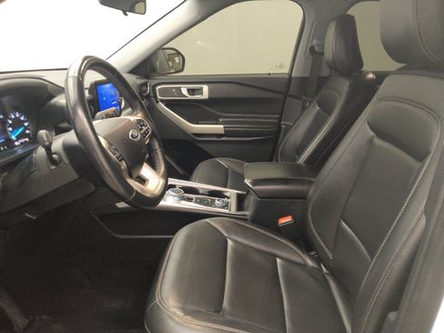 Used 2021 Ford Explorer XLT w/ Equipment Group 202A AWD/4WD image 17