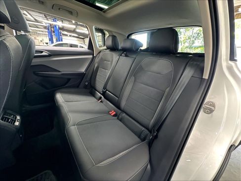 Used 2023 Volkswagen Taos SE w/ Panoramic Sunroof Package FWD image 25