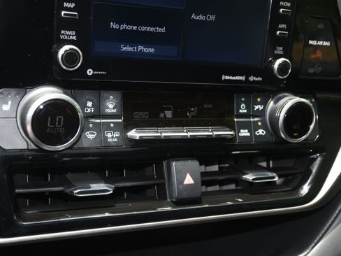 Used 2022 Toyota Highlander XLE FWD image 15