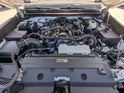 Used 2025 Toyota Tacoma SR5 AWD/4WD image 34