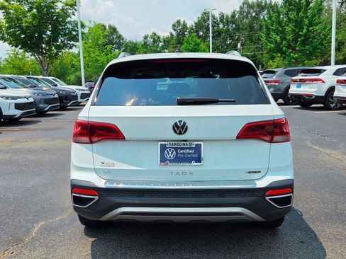 Certified 2022 Volkswagen Taos SE w/ Panoramic Sunroof Package AWD/4WD image 4
