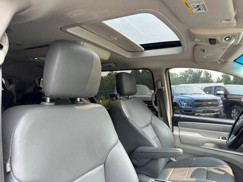 Used 2011 Volkswagen Routan SEL FWD image 24