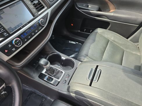 Used 2018 Toyota Highlander Limited image 27