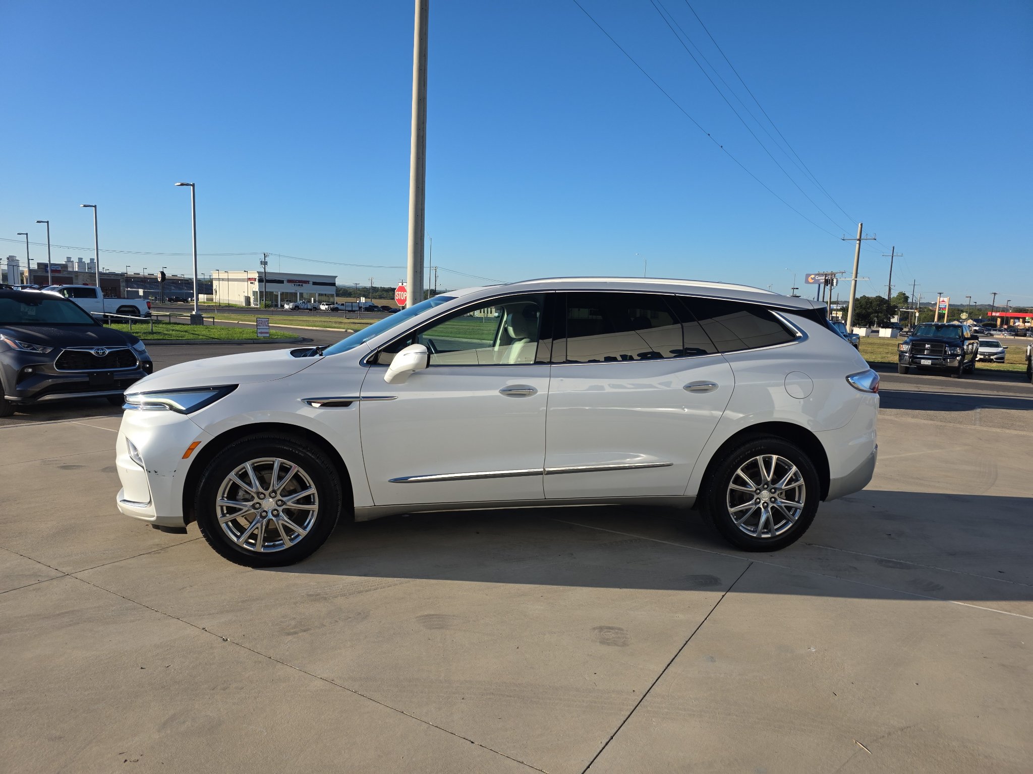 Used 2022 Buick Enclave Premium w/ Experience Buick Package FWD image 4