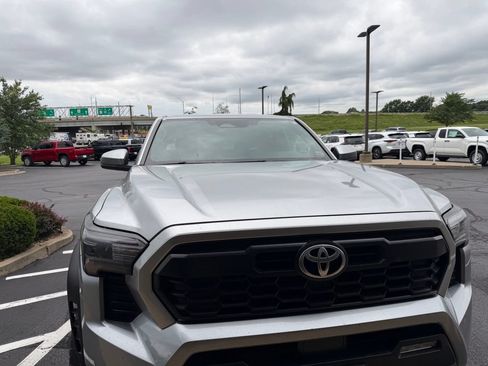 Used 2024 Toyota Tacoma TRD Off-Road AWD/4WD image 8